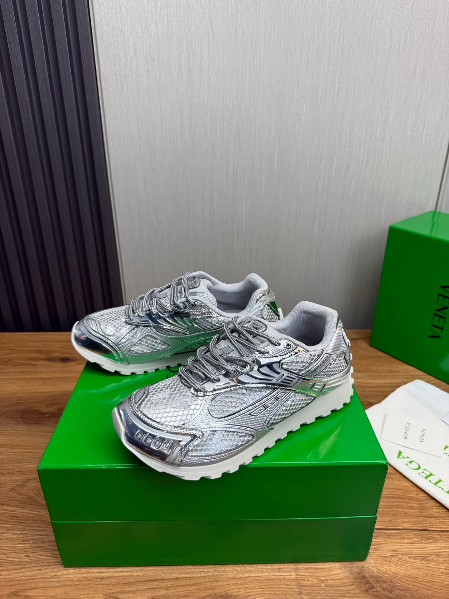 Men's men's shoes 💰620💰 BV top version 𝘽𝙊𝙏𝙏𝙀𝙂𝘼 𝙑𝙀𝙉𝙀𝙏𝘼 Orbit sneakers Wang Yibo same style couple style dad shoes 🩷💚 Runner sneakers, made of lightweight technical mesh fabric. Features a geometric patterned rubber outsole. Pay attention to the package craftsmanship ❕ High version shipping ❗️ Very nice, durable to play with and durable to make ✔️ Standard version 💯💯 The outsole is made of color-blocked TPU outsole. Women’s model 35-41 (40 41 customized) Men’s model 39-46 (45.46 customized) Equipped with original packaging
